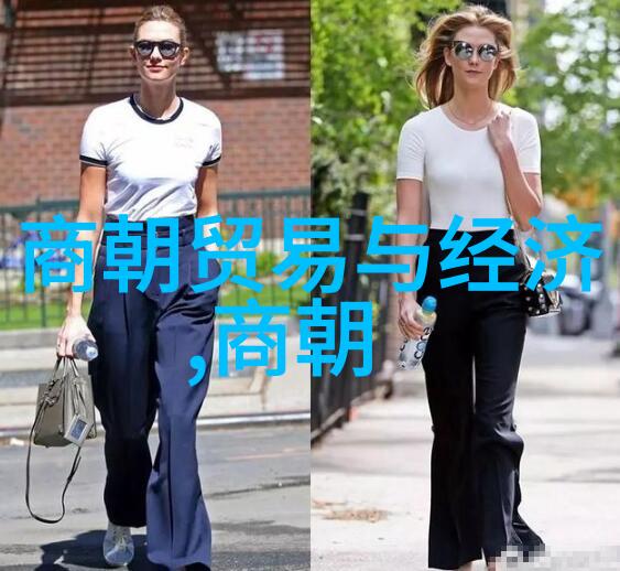第五届黄梅戏艺术节开闭幕式首次露天举办黄梅戏女驸马选段在古色古香的建筑物前上演