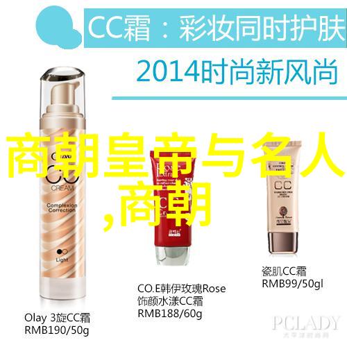 赵媛媛黄梅戏旦行演员扮演女驸马穿梭于华丽的宫廷物品之间