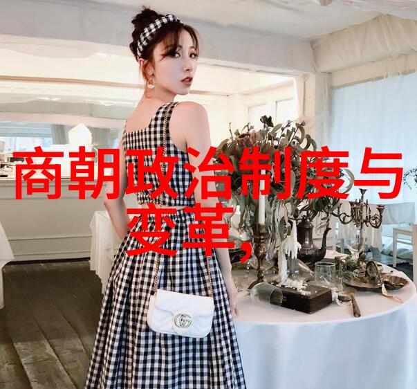第五届黄梅戏艺术节开闭幕式首次露天举办黄梅戏游龙戏凤精彩表演在广场上吸引了众多观众