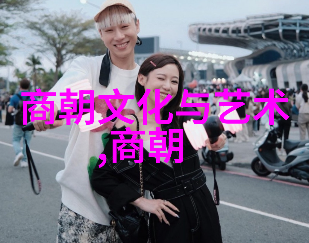 豫剧旦行演员朱巧云老人专心观赏戏曲之风朱巧云豫剧旦角老人专门看戏曲的软件