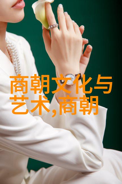 宝宝笑容满面水杯溢出的欢乐时刻